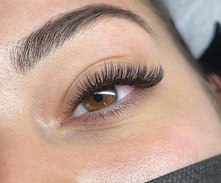 Extension de cils vs rehaussement : quelle technique choisir ?