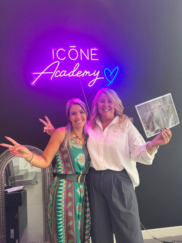 Formation prothésiste ongulaire Le Havre, élève en pose d'ongles chez Icône Academy