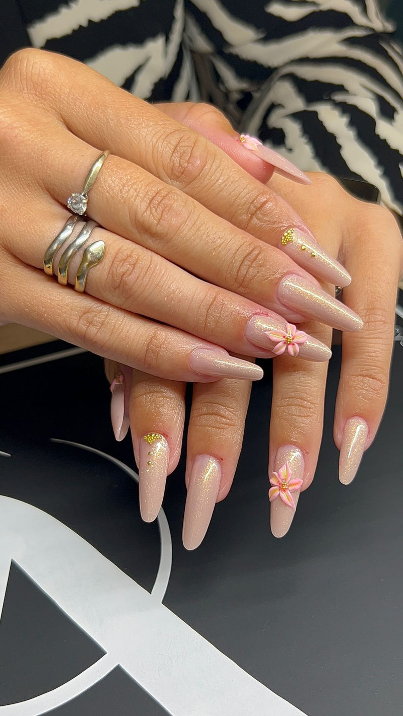 Nail art fleur 3D relief décoration gel UV technique professionnelle - Réalisation élève formation Icône Academy Le Havre