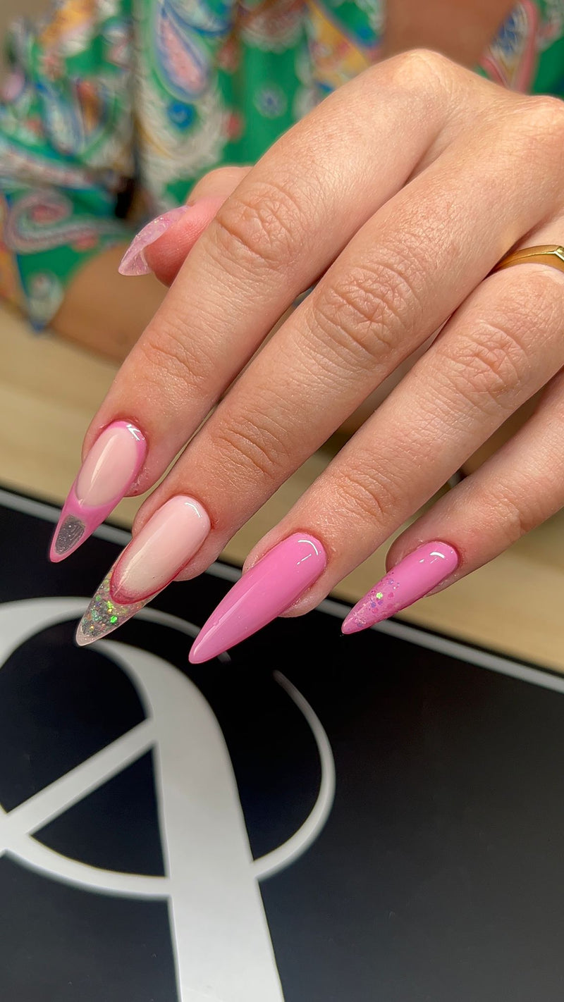 Nail art pop-it dégradé rose gel UV technique professionnelle - Réalisation Laura formatrice Icône Academy Le Havre